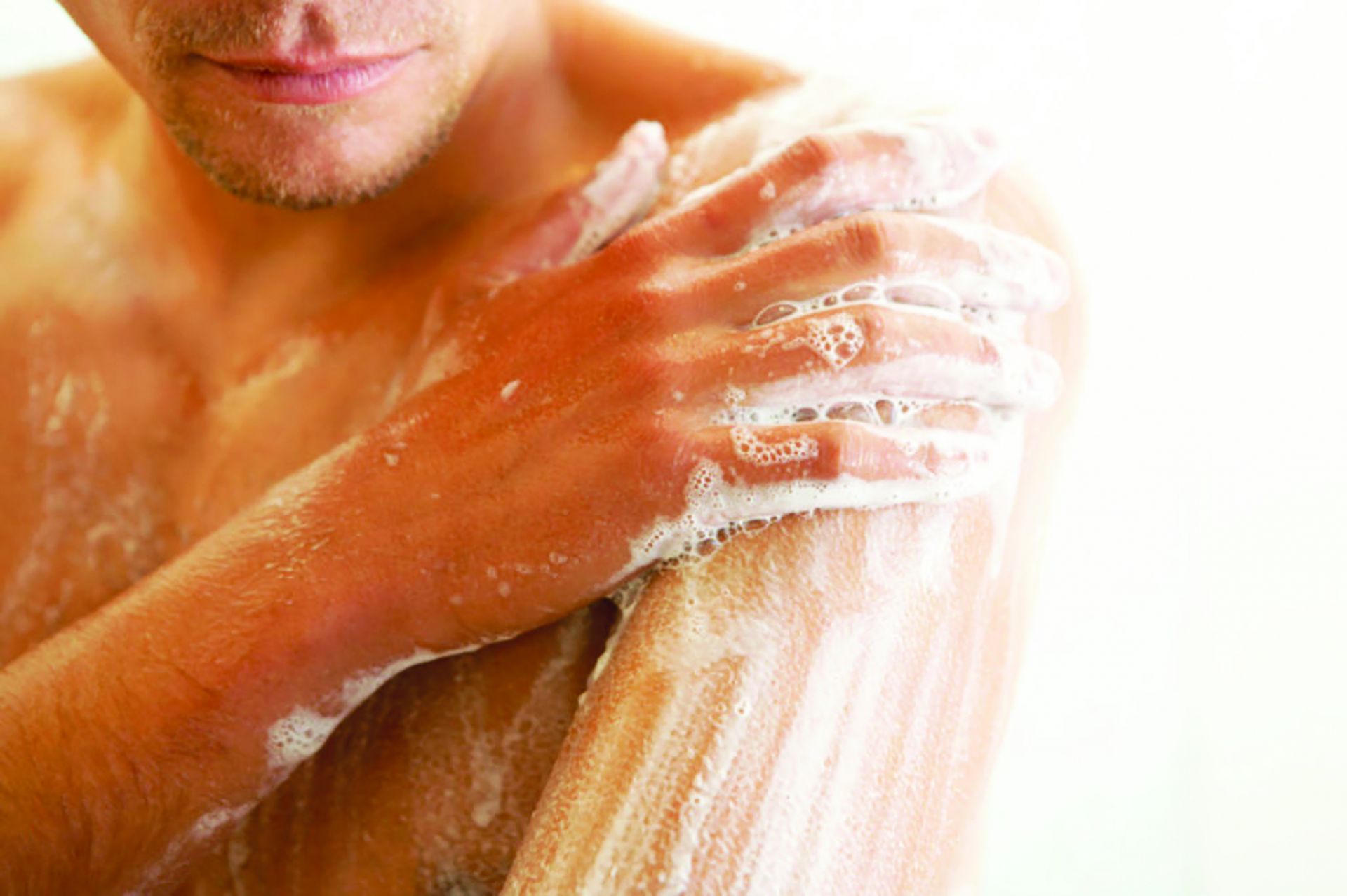Чего делают после ванны. Мужчина в душе. Мужское тело в пене. Мытье тела. Гигиена кожи.